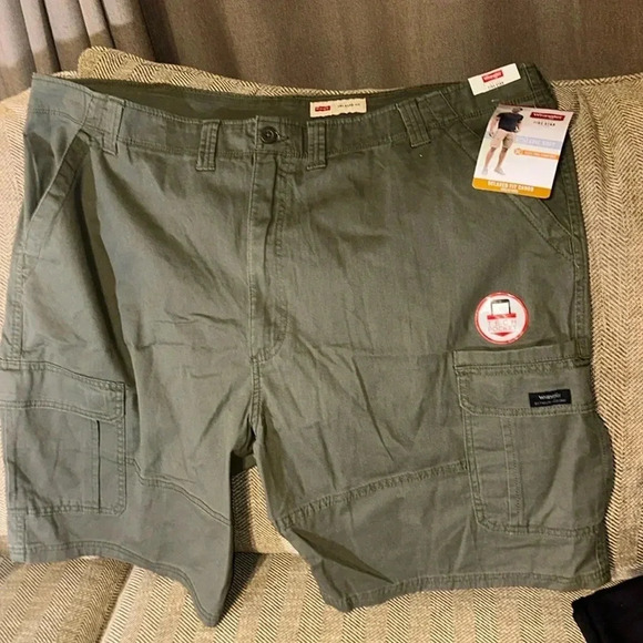 NWT wrangler men shorts green relaxed fit size 46 cargo 10” inseam flex fit - Picture 1 of 3